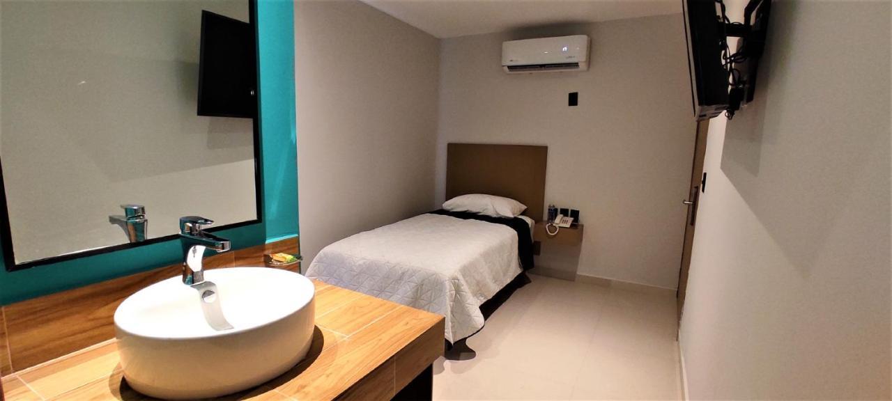 Habitación con cama grande